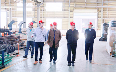 標(biāo)題：中國(guó)農(nóng)機(jī)院領(lǐng)導(dǎo)一行到華德牧草公司調(diào)研
瀏覽次數(shù)：1628
發(fā)表時(shí)間：2024-04-18