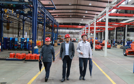 標題：中國農機院黨委副書記、總經理苑嚴偉深入華德牧草公司調研指導
瀏覽次數(shù)：2140
發(fā)表時間：2024-07-22